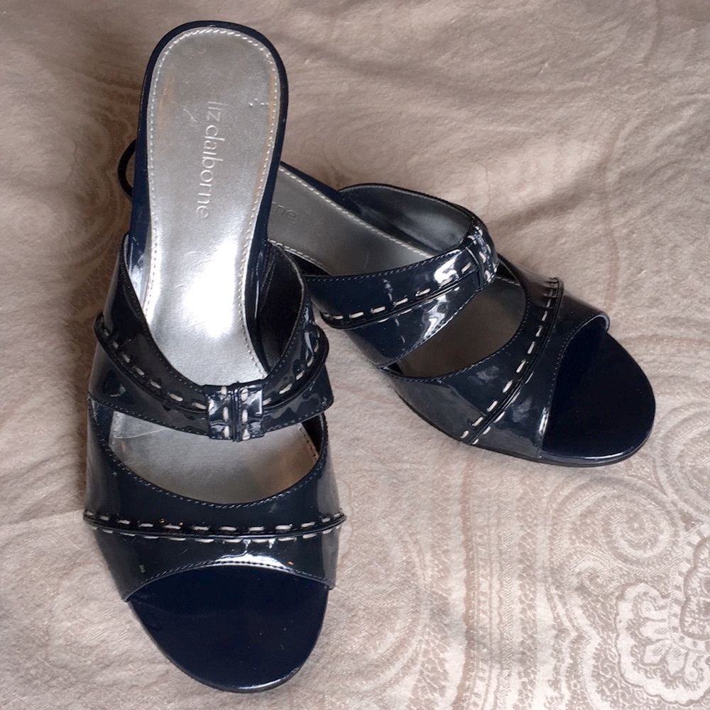 LIZ CLAIBORNE VINTAGE NAVY BLUE LEATHER CLASSIC WEDGE SANDAL WITH TOPSTITCHING